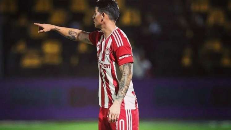 James en su primer partido con el Olympiacos