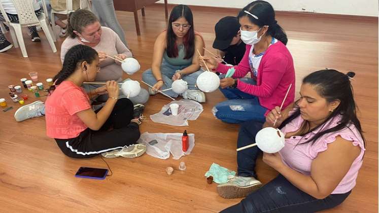 Por medio de la creación de títeres hicieron una obra de teatro.