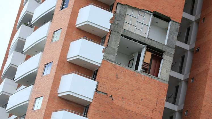 Se desprendió parte de la fachada del edificio Versalles