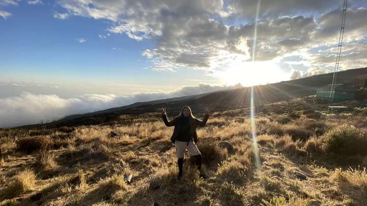 La cucuteña Dayana Lamk se arrodilló y lloró al llegar a la cima del monte Kilimanjaro