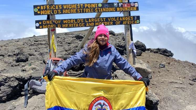 La cucuteña Dayana Lamk se arrodilló y lloró al llegar a la cima del monte Kilimanjaro