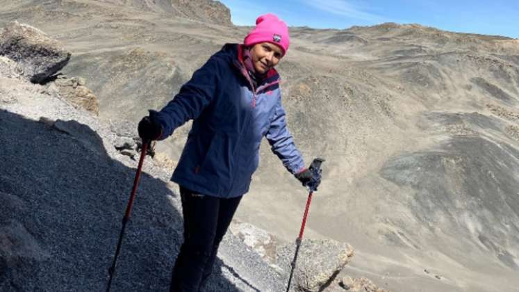 La cucuteña Dayana Lamk se arrodilló y lloró al llegar a la cima del monte Kilimanjaro