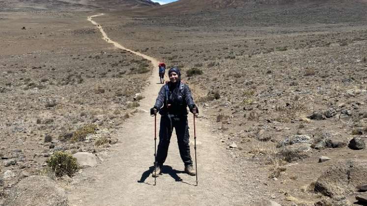 La cucuteña Dayana Lamk se arrodilló y lloró al llegar a la cima del monte Kilimanjaro