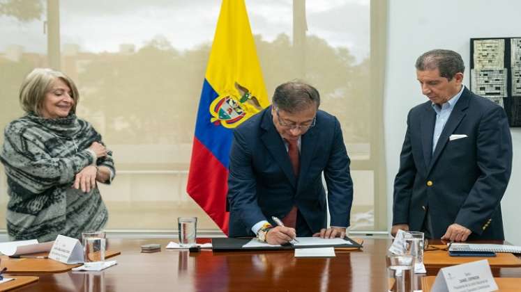 Firma del Acuerdo de Tierras