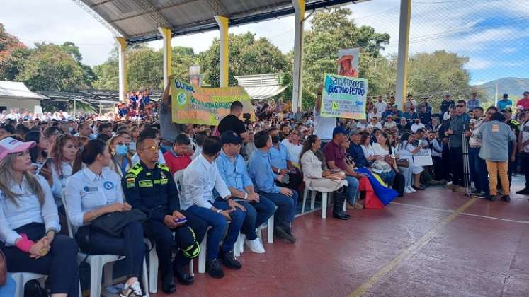 Los manifestantes buscan un referéndum derogatorio de la iniciativa donde se autoriza al alcalde a entregar en concesión el acueducto. / Foto: Cortesía / La Opinión