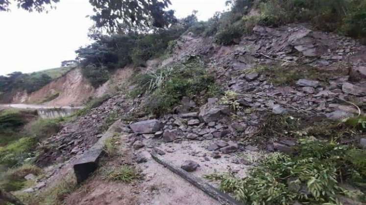 En sitio conocido como El Espejo de la carretera que comunica al municipio de Hacarí con La Playa de Belén se registran deslizamientos de tierra.