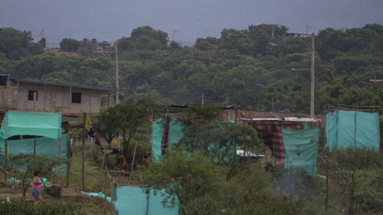 Los cambuches eran de tablas o palos con 'paredes' de plástico verde y latas de zinc.