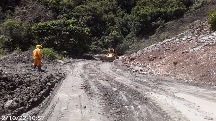 A raíz de las lluvias de las últimas horas hay restricción a un solo carril en la carretera Ocaña-Cúcuta. Maquinaria de INVÍAS retira los derrumbes para habilitar el paso vehicular.