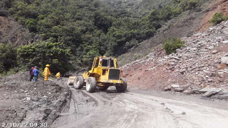 A raíz de las lluvias de las últimas horas hay restricción a un solo carril en la carretera Ocaña-Cúcuta. Maquinaria de INVÍAS retira los derrumbes para habilitar el paso vehicular.