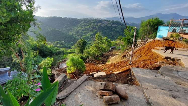 En medio de la tragedia, familias esperan ayudas en Doña Nidia