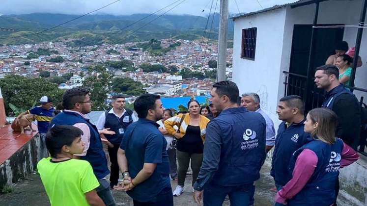 Una difícil situación viven moradores de los sectores de Fundadores y Simón Bolívar ante el deslizamiento de tierra sobre la vía circunvalar de Ocaña.