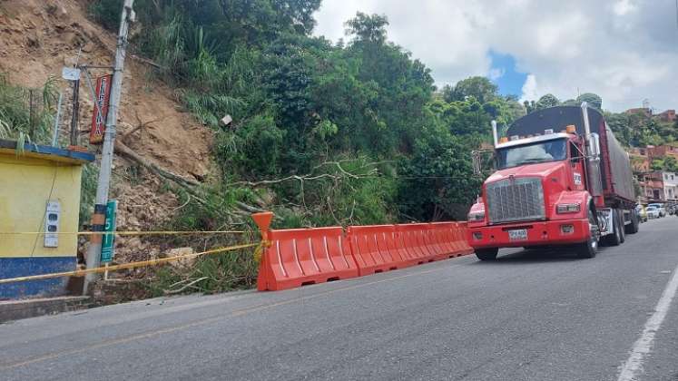 Una difícil situación viven moradores de los sectores de Fundadores y Simón Bolívar ante el deslizamiento de tierra sobre la vía circunvalar de Ocaña.