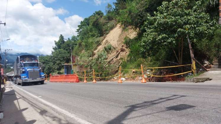 Una difícil situación viven moradores de los sectores de Fundadores y Simón Bolívar ante el deslizamiento de tierra sobre la vía circunvalar de Ocaña.