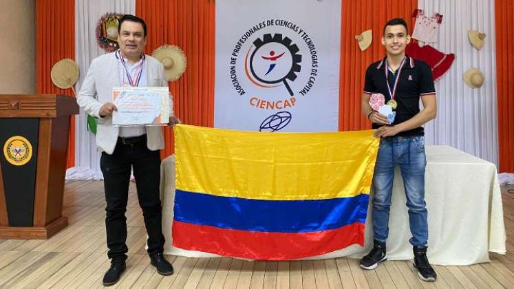  Raúl Rodríguez Ibáñez, director del programa de Ingeniería Multimedia y el estudiante Arnold Sneider Capacho Balseca./ Foto :Cortesía 