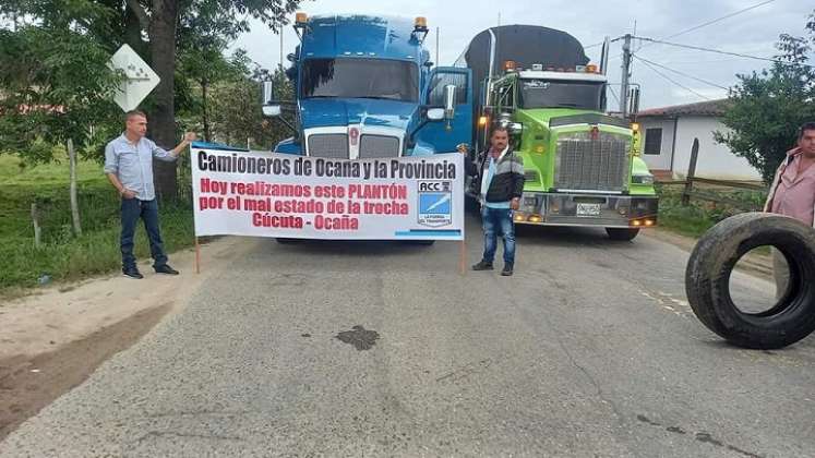 Un plantón se desarrolló a la entrada del municipio de Ábrego en señal de protesta por el estado de la carretera Ocaña-Cúcuta. Al mediodía de este martes, funcionarios de Invías llegaron a un acuerdo y los conductores prenden motores.   