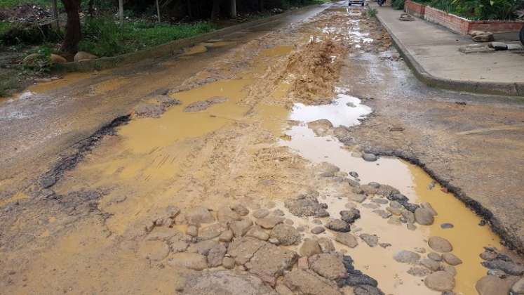 Calle de Los Estoraques en mal estado. 