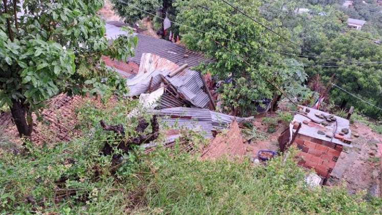 Dos casas y un colegio,  impactados por lluvias