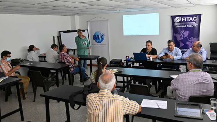 Sandra Guzmán, de Fitac; Víctor Méndez, de la Cámara Colombo-Venezolana y Carlos Luna, del Comité Intergremial, escucharon a gremios del Táchira. / Foto Jorge Gutiérrez La Opinión