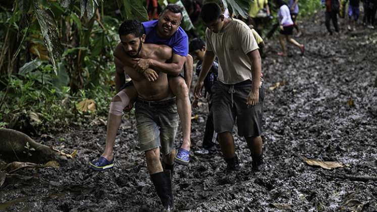 Algunos se solidarizan con quienes se enferman o lastiman en medio de la travesía./Foto: AFP