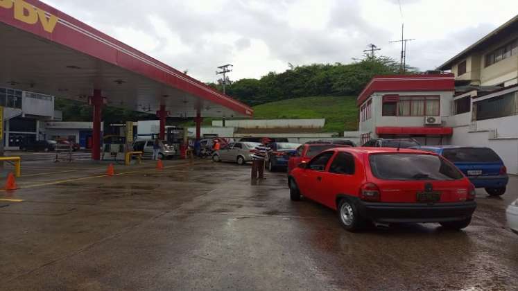 Aplican terminal de placa para echar gasolina en la región. 