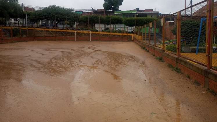 La cancha del barrio necesita apoyo. 