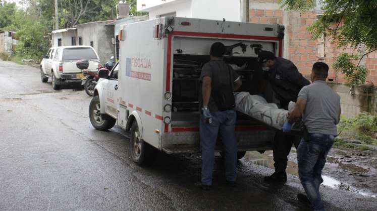 Amaneció muerto a un  costado de un canal 