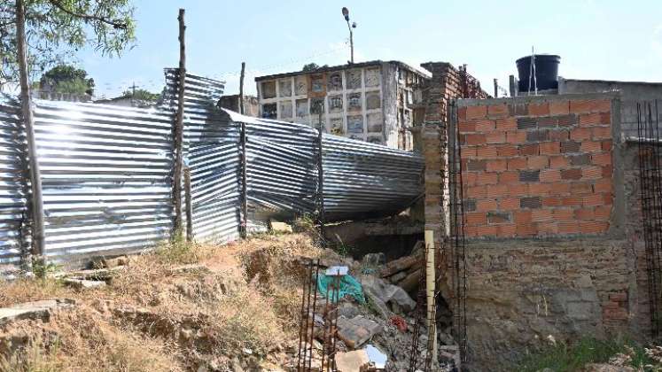 Pared del cementerio amenaza con terminar de colapsar