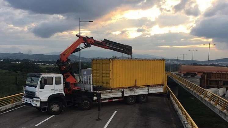 Los contenedores finalmente fueron retirados del Puente Tienditas. Fotos Cortesía / La Opinión