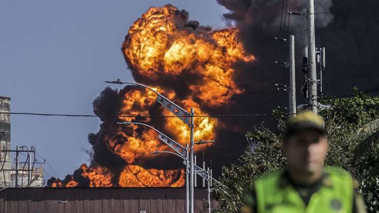 Un bombero muerto por incendio en un depósito de combustible./Foto: AFP