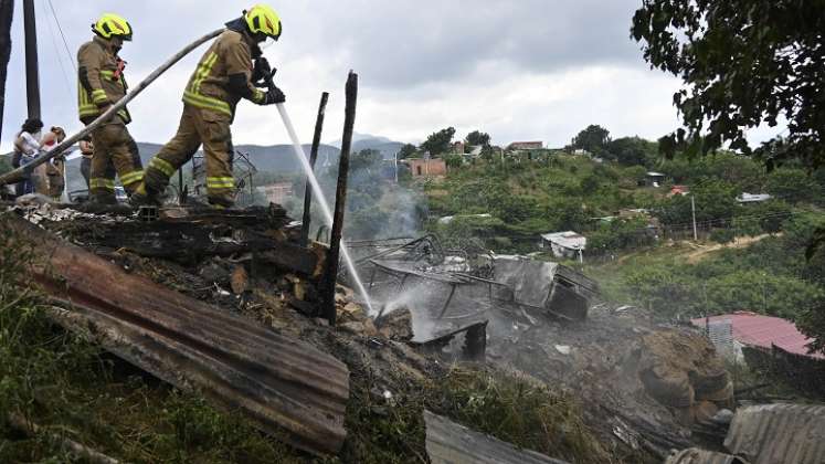 Incendio dejó en la calle a una  familia de escasos recursos