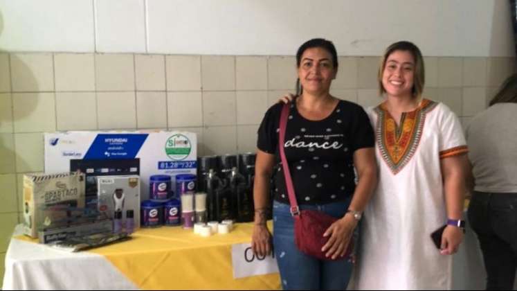 La secretaria de Posconflicto (derecha) Elisa Montoya, y Doris Romero Quintero, una beneficiaria del programa/Foto cortesía