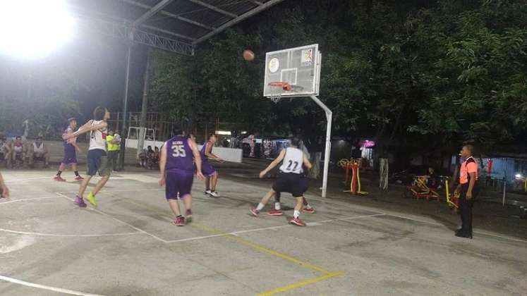 En la cancha de San Martín se juegan los partidos del torneo 3x3. 