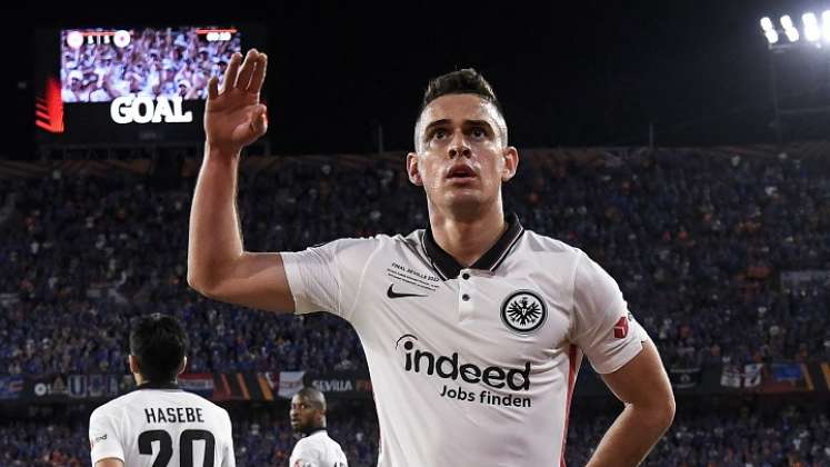 Rafael Santos Borré, delantero del Euntracht Frankfurt, también sería pretendido por Tigres.