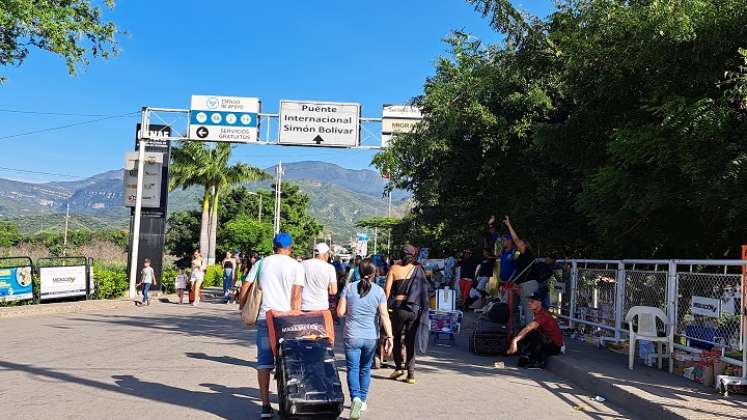 Habitantes de San Antonio espera a que los vehículos también circulen por el Puente Simón Bolívar. Fotos Anggy Polanco / La Opinión