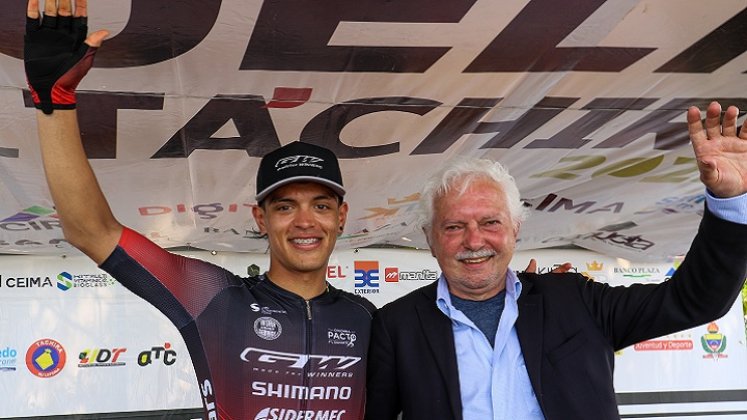 Jhonathan Guatibonsa, nuevo prospecto del ciclismo colombiano, acá junto a su entrenador, Gianni Savio.