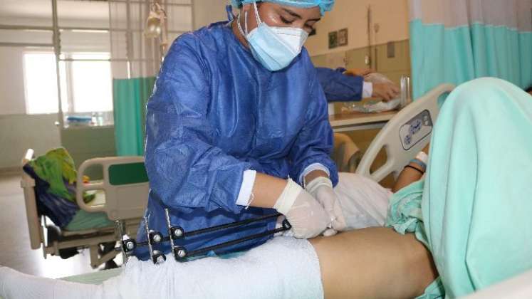 Por ahora, los procedimientos de curación se hacen solamente en pacientes hospitalizados, pero se preparan para ofrecer el servicio de forma ambulatoria. /Foto: Cortesía / La Opinión 