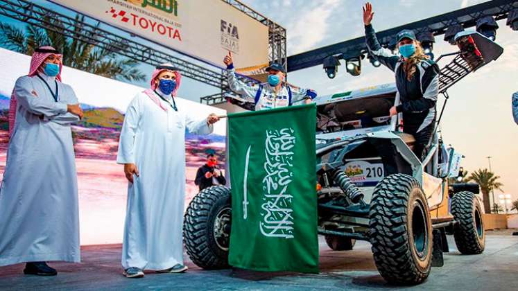 Ser mujer saudita y pilotar en el Dakar