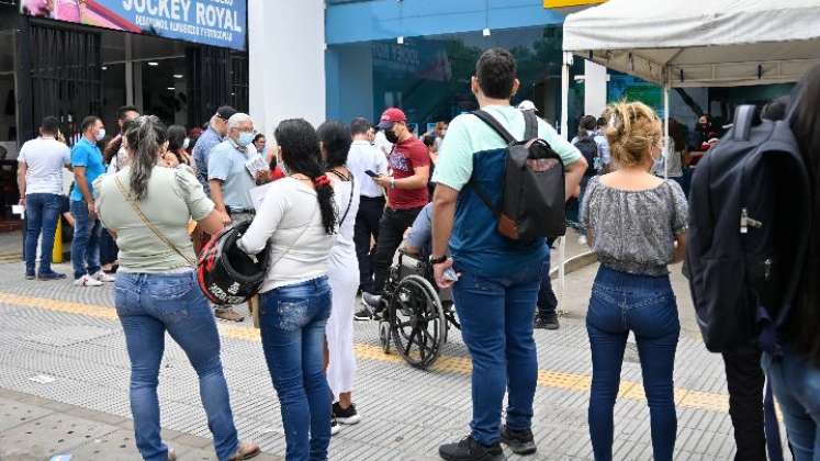 En la última semana se ha presentado una alta demanda de afiliados en las sedes presenciales./ Foto: Jorge Gutiérrez / La Opinión 