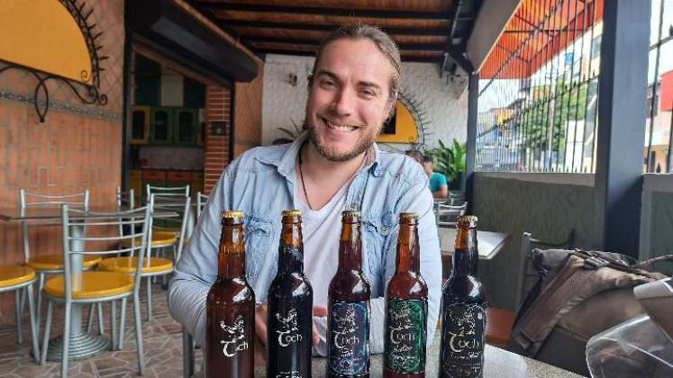 Jorge Escalante examina las levaduras para la fabricación de cerveza artesanal. /Foto:  Anggy Polanco/La Opinión