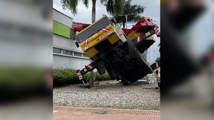 Grúa se volteó en el Centro Comercial Unicentro