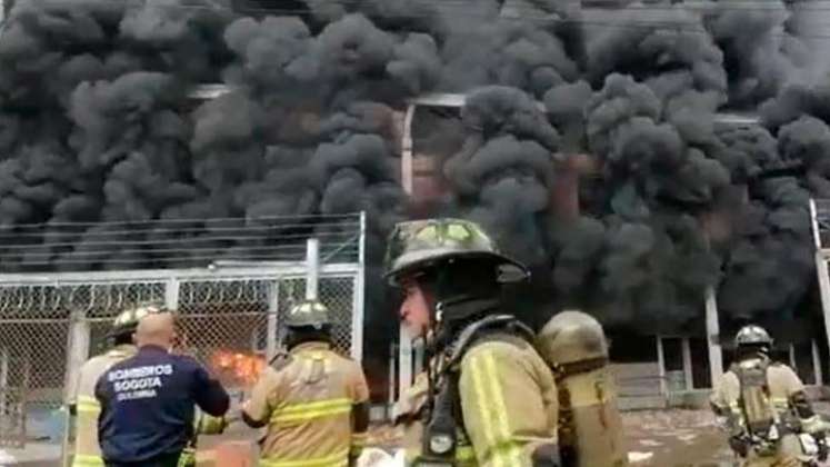 Impresionante incendio consume fábrica de colchones en la Calle 80 de Bogotá./Foto: cortesía