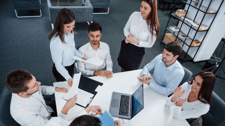 Empresarios trabajando