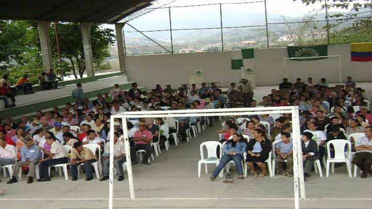 integrantes de la Asociación de Amigos del Acueducto Independiente de la Ciudadela Norte de Ocaña, ADAMIUAIN, se convierten en modelo comunitario para la recuperación de las fuentes hídricas de la zona del Catatumbo.