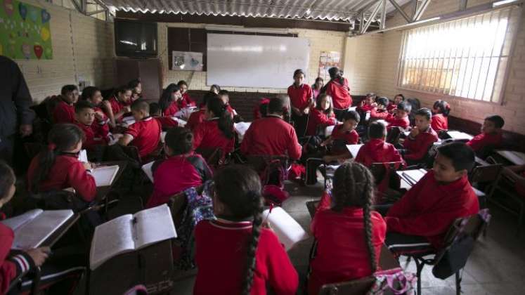 Asinort insiste en que faltan más de 200 maestros para todo el departamento, aunque la Secretaría de Educación precisa que son menos de 100. / Fotos: Archivo / La Opinión