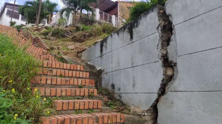 Lluvias preocupan a la comunidad por inestabilidad de muro. 