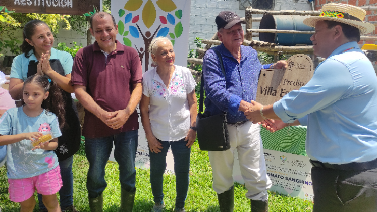 Entrega simbolica de proyectos productivos a familias.