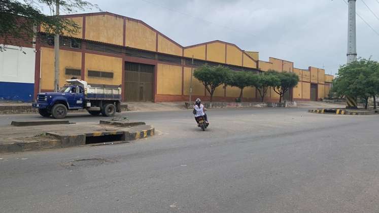 En un video de seguridad quedó registrado cuando la camioneta arrolló a las mujeres y luego huyó.