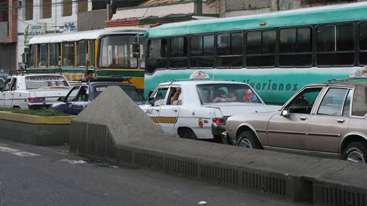 Los propietarios de carros por puesto dicen que han cumplido con los requisitos exigidos, pero aún así no pueden operar. Foto Archivo La Opinión