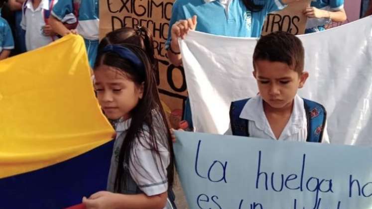 Los protestantes no piensan abrir la institución educativa hasta que no lleguen los nuevos maestros.