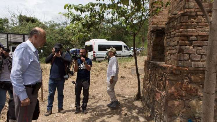 El canciller Álvaro Leyva encabezó un acto de reconocimiento en donde funcionó uno de los hornos crematorios de Juan Frío./Foto Juan Pablo Cohen-La Opinión